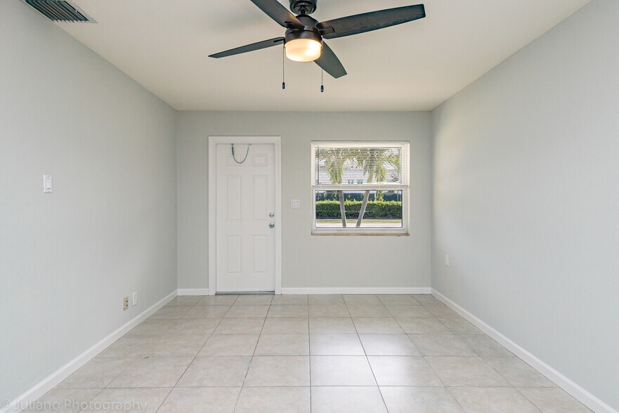 Building Photo - 101 SW 2nd Ave