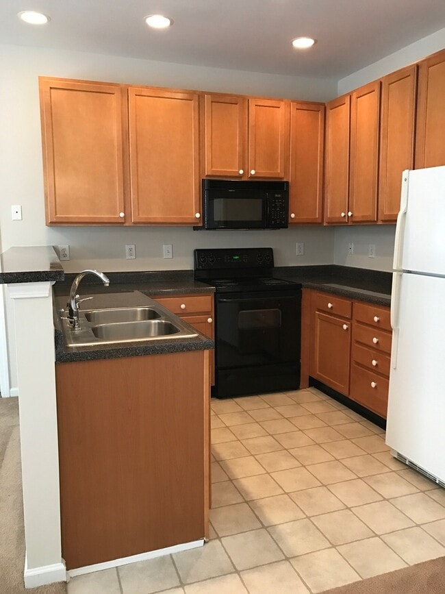 Building Photo - Adorable 1 bedroom 1 bath condo with garage located in Cotwold Park