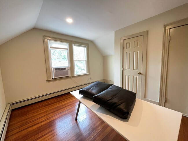 Building Photo - Mansfield Heights | 317-319 Mansfield St.