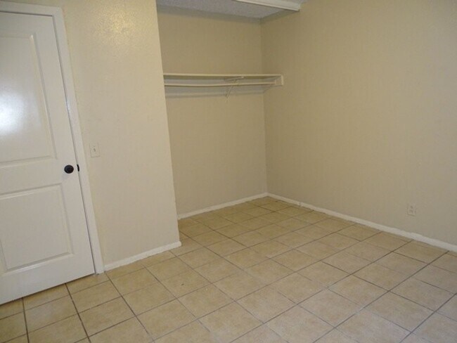 Building Photo - 9122 Ocean Gate St