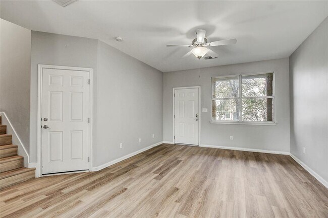 Building Photo - 512 Eberhart Ln