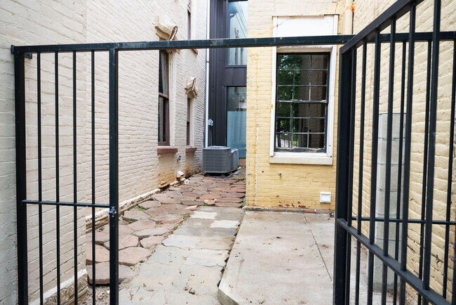 Building Photo - 275 S Limestone