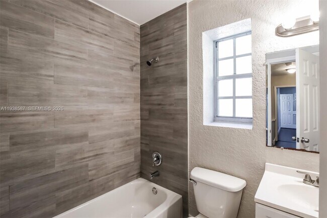 Building Photo - 1315 NE 203rd St