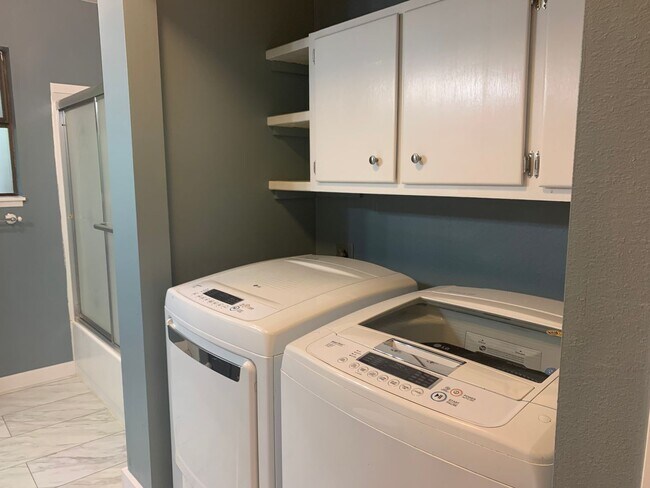 Building Photo - Newly Updated 2 Bed. 2 Bath Home on Fenced...