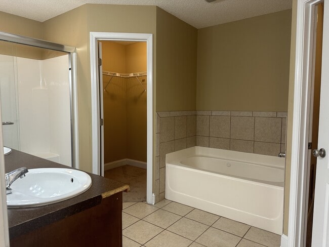 Building Photo - 59 Forest St NE