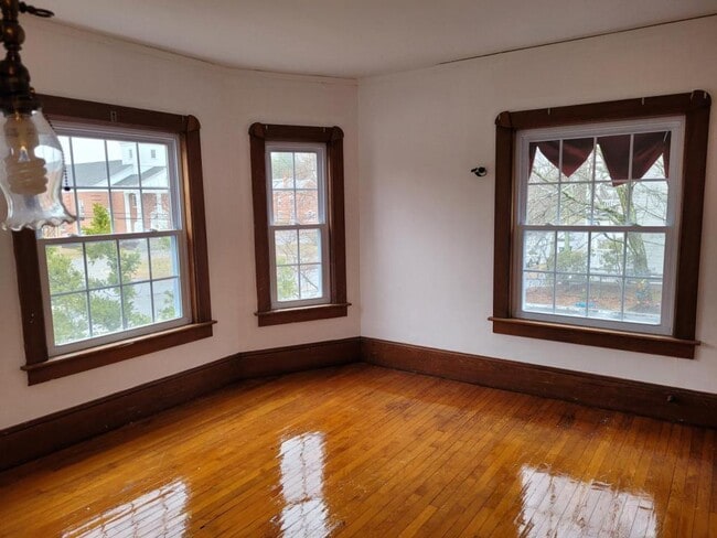 Building Photo - 2060 Elm St