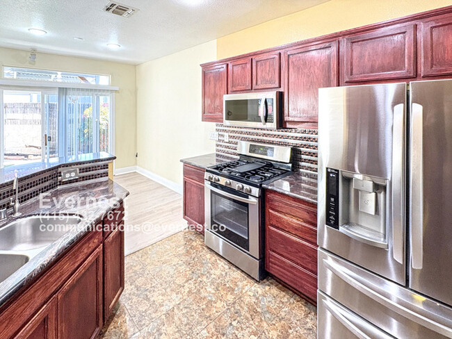 Building Photo - Gorgeous 3-Bedroom Home in a Prime Locatio...