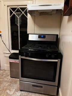 Nearly new gas stove/oven - 2615 Parker St