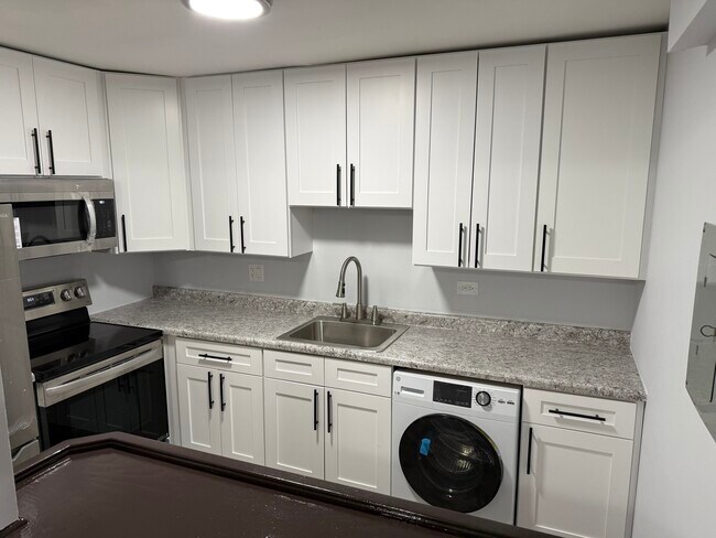 Building Photo - 502 E Spruce Dr