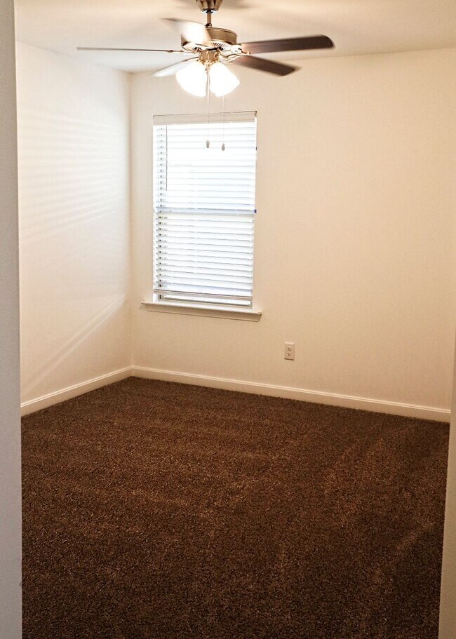 Building Photo - Look 4/3 in Zachary!