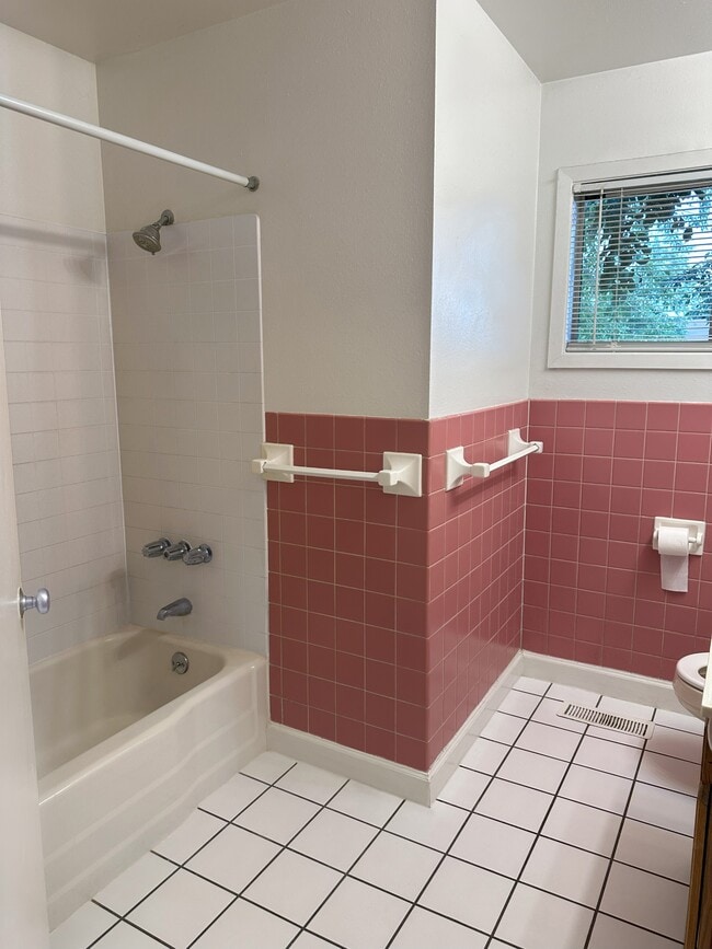 Building Photo - 1029 N Lincoln St