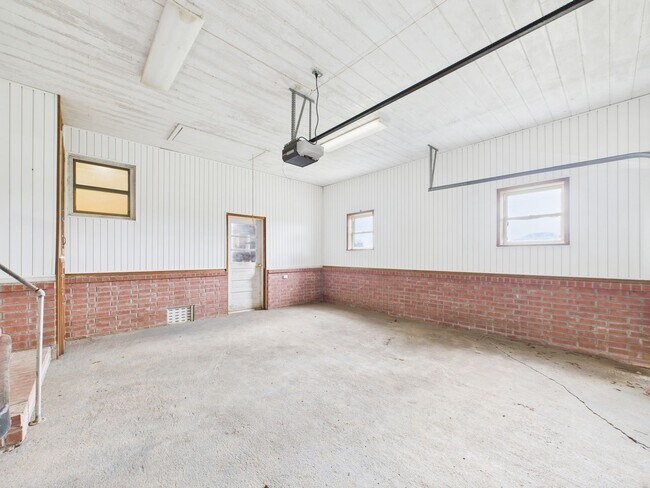 Building Photo - 2 bed 2 bath home Available NOW!