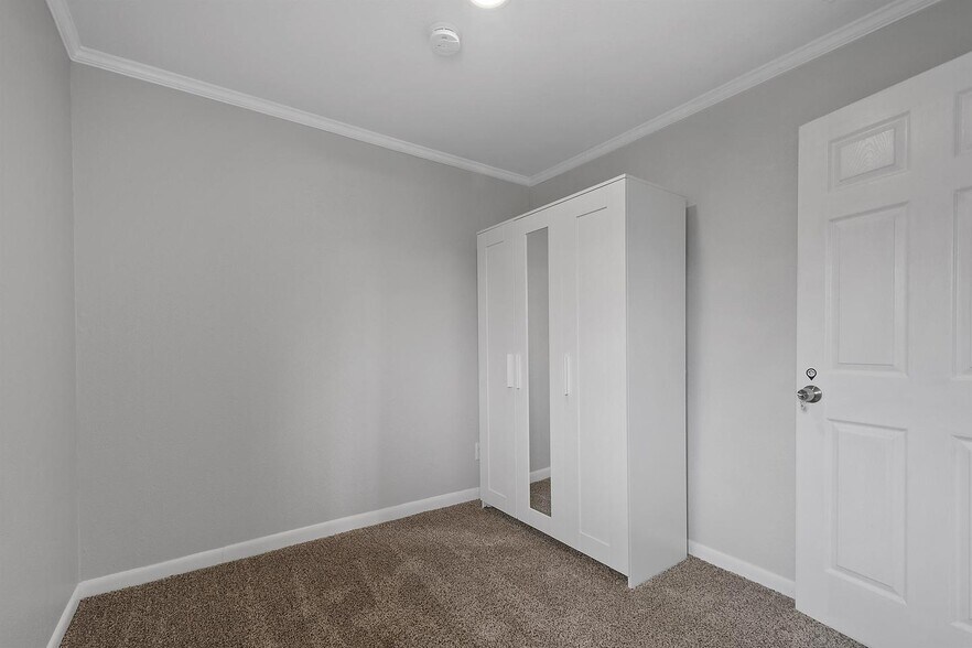 Building Photo - Bright & spacious 6-bedroom retreat in Ben...