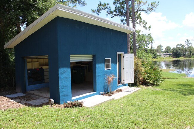 Building Photo - Beautiful 2 bedroom Lakefront Home