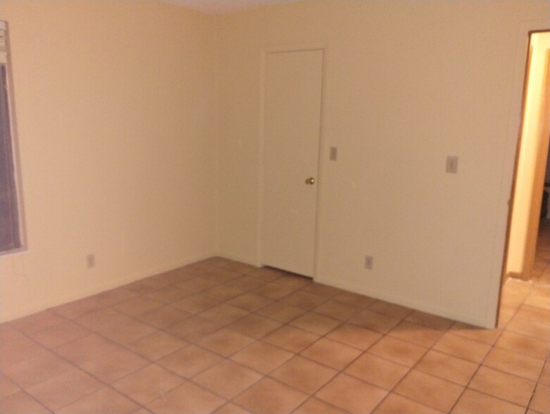 Middle bedroom looking into Hall and front bedroom - 9018 SE Hobe Ridge Ave