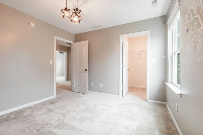 Building Photo - Beautiful 3 bed, 2.5 bath with garage and ...