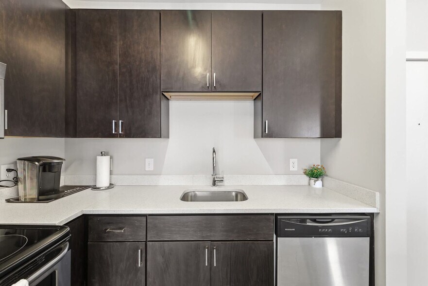 Building Photo - 421 E Market St