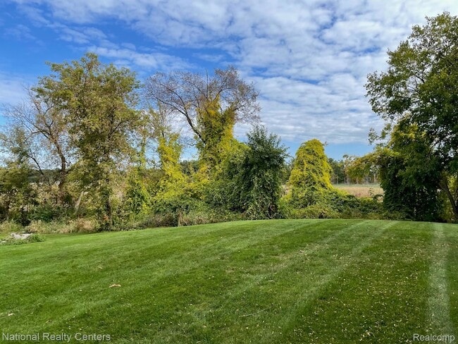 Building Photo - 8719 Meadowbrook Dr