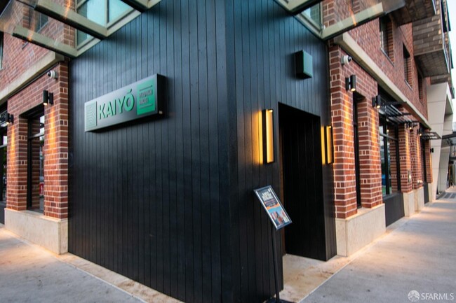 Building Photo - 207 King St