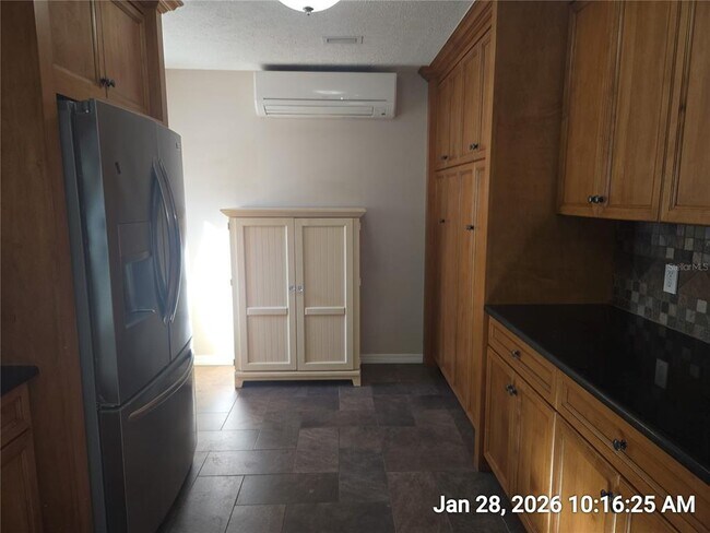 Building Photo - 1013 Greenbriar Dr