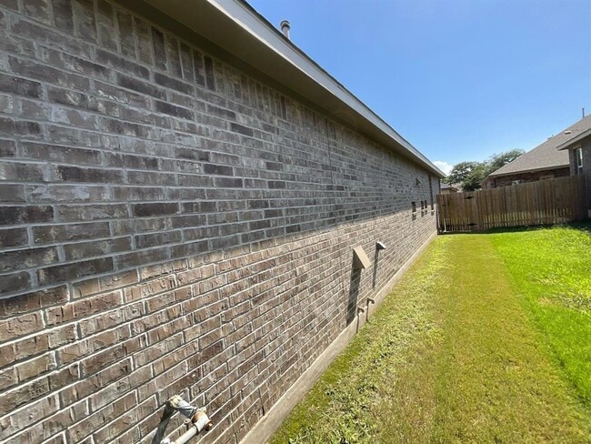 Building Photo - 2449 Lyla Ln