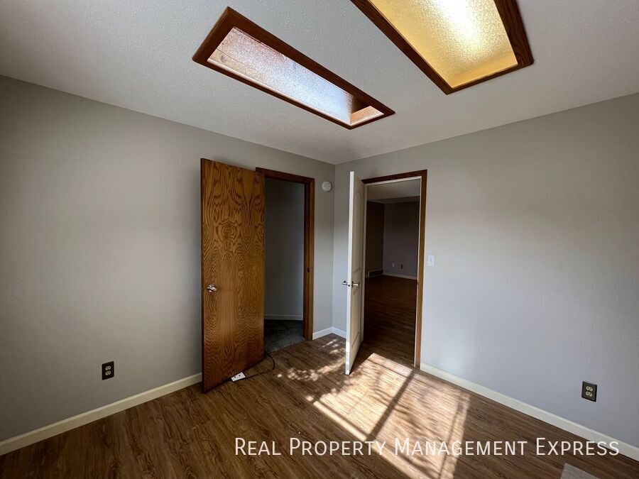 Building Photo - Charming 4 bed 2 Bath Home!