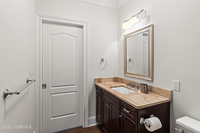 Building Photo - 558 Cedar Ave