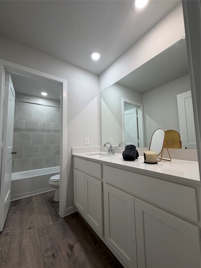 Building Photo - 533 Shoreview Dr
