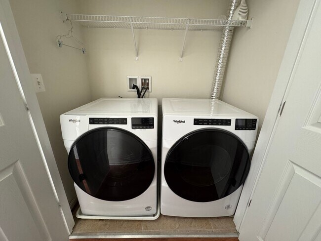 Building Photo - Stunning 3 Bed 3.5 Bath End Unit Townhome In Powells Run Village