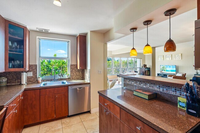 Building Photo - 9102 W Bay Harbor Dr