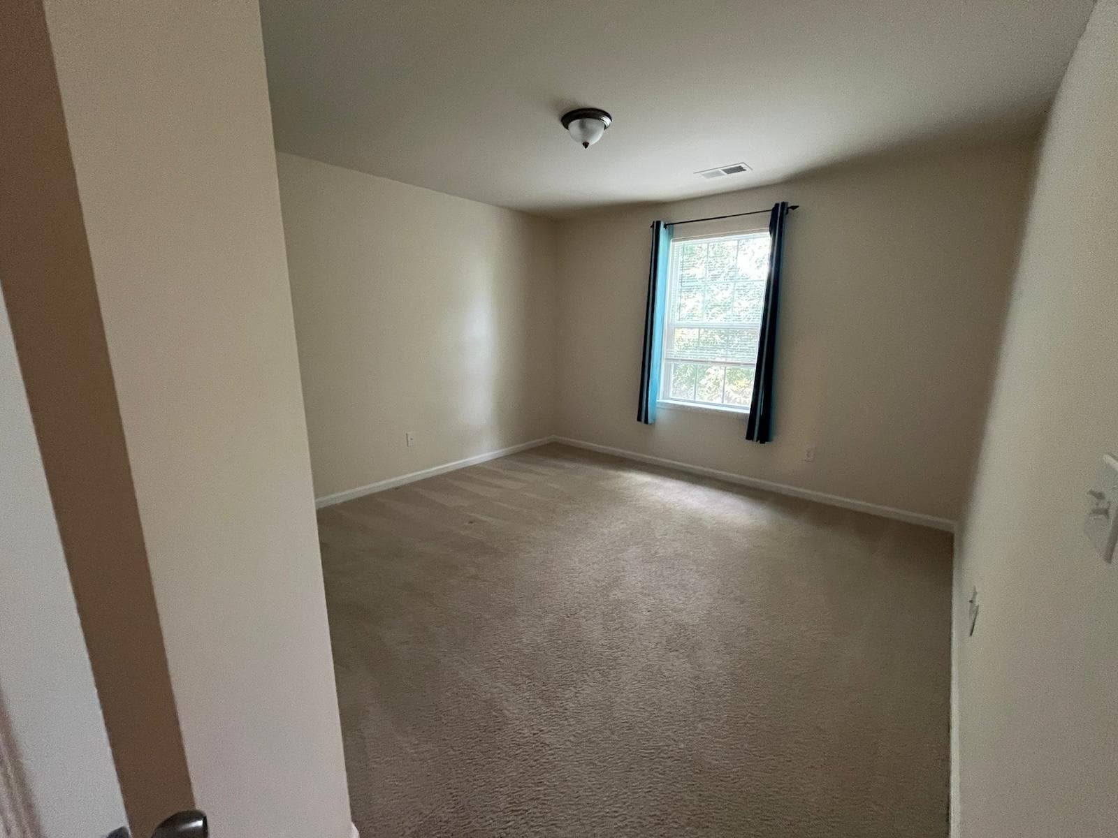 Building Photo - Room in House on Ebbets Rd