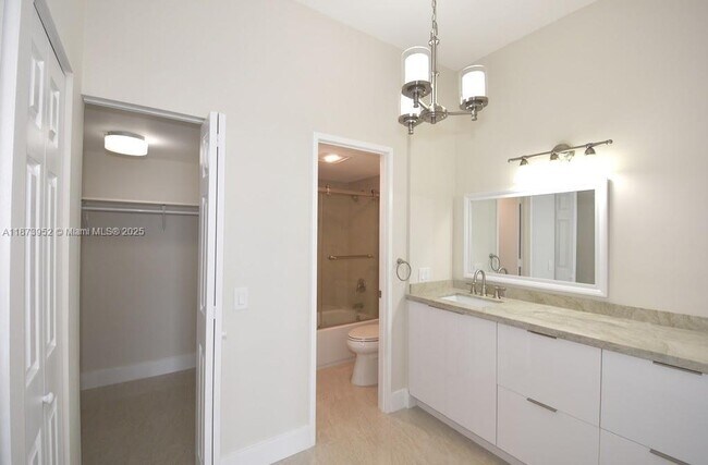 Building Photo - 3701 N Country Club Dr