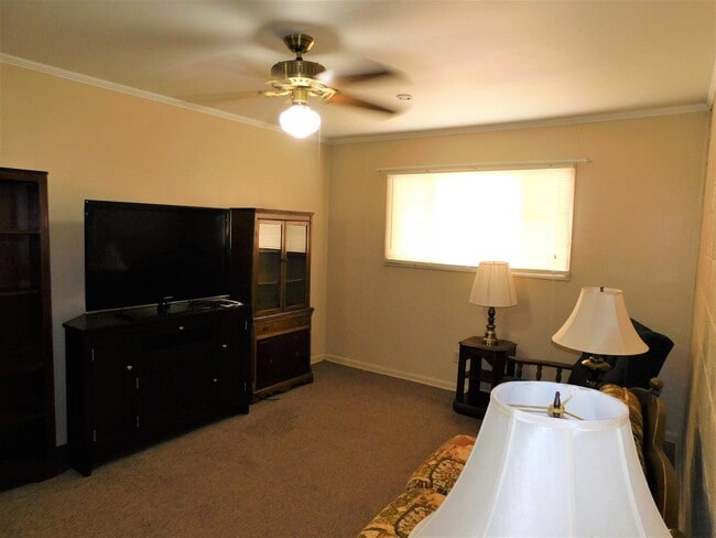 Building Photo - 610 W 7th St