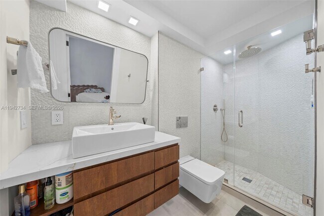 Building Photo - 1121 Crandon Blvd