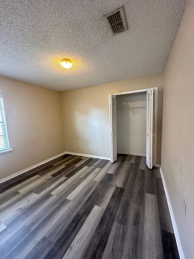 Building Photo - SPACIOUS 3 Bedroom, 2 Bathroom Ekana Point...