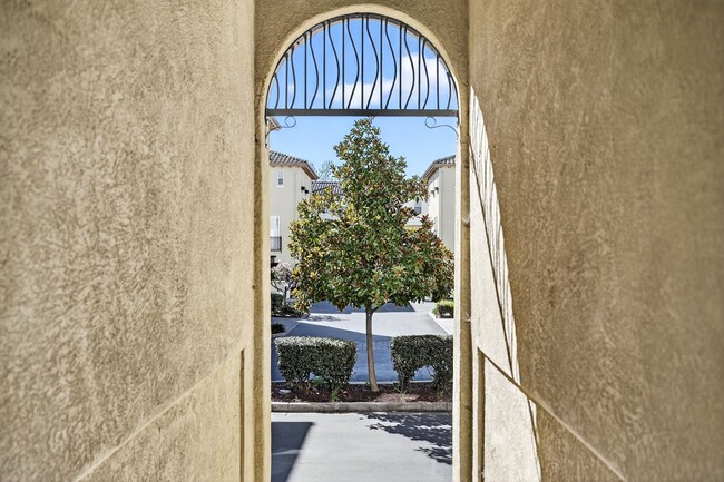 Building Photo - Beautiful Upgraded Townhome: 1,676 sqft, 2-Car Garage + Iron Horse Trail Access