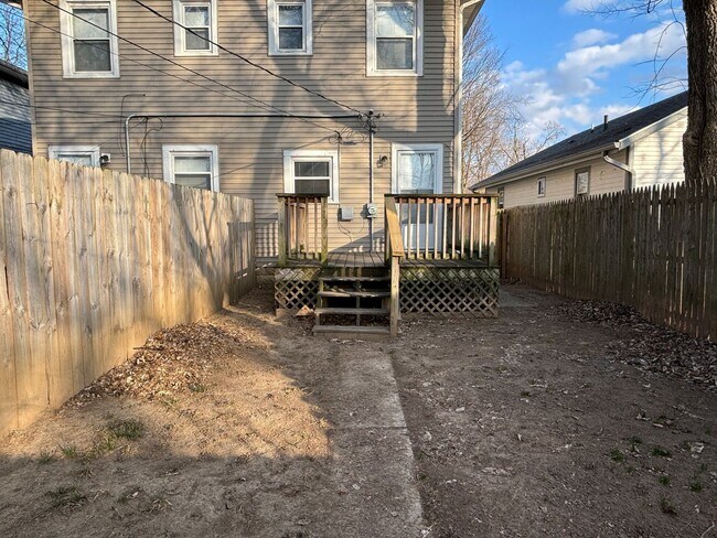Building Photo - Large 2 Bed 1 Bath With Fenced in Yard & Deck!