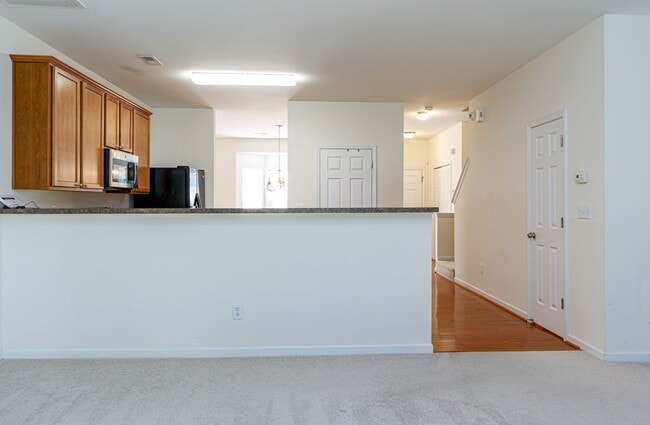 Building Photo - Maintenance-Free beautiful  3 bedroom 2.5 bath townhouse in Burlington