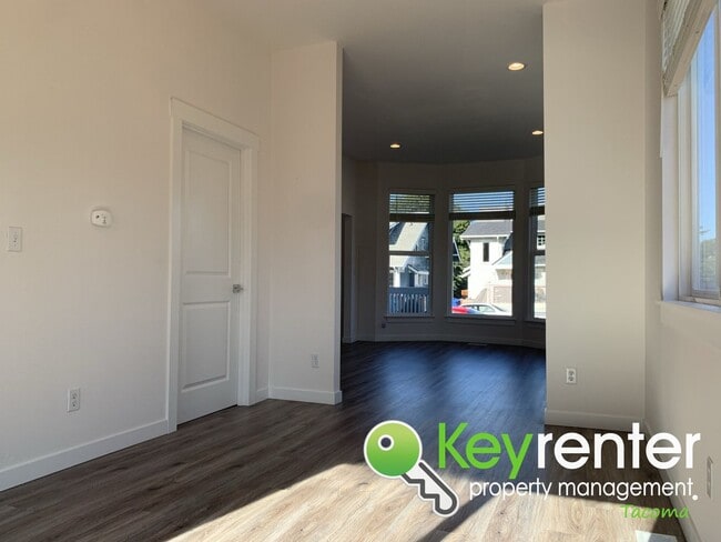 Building Photo - Newly Remodeled Centrally Located Tacoma H...