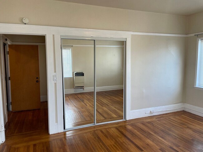 Building Photo - Very Bright Sunny, Quiet and Cozy location, this unit is Completely Renovated Studio