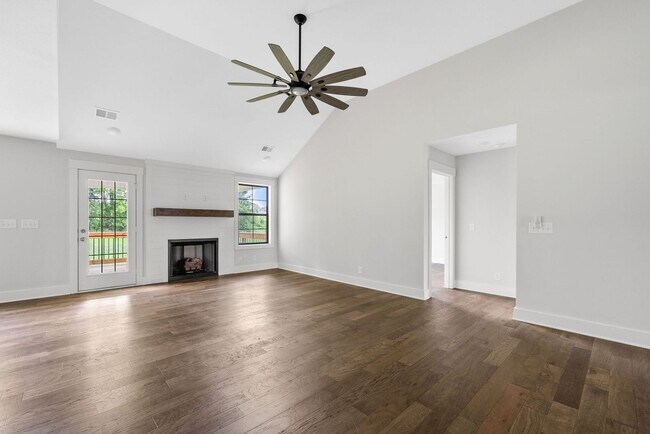 Building Photo - Modern Ranch Rental Near Rossview!