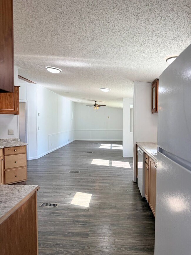 Building Photo - In the heart of Fruithurst!!!