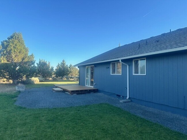 Building Photo - Amazing sunsets just minutes from Bend/Sisters