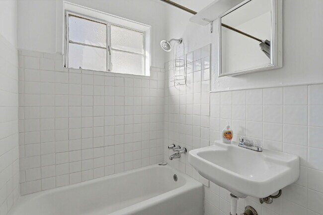 Building Photo - 79904$600 rent. Water and trash included in this 1 bedroom 1 bath apartment.