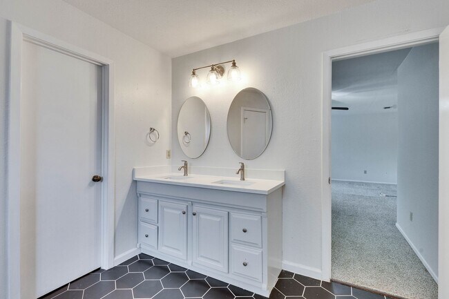 Building Photo - Great 3 bedroom home in South Austin!