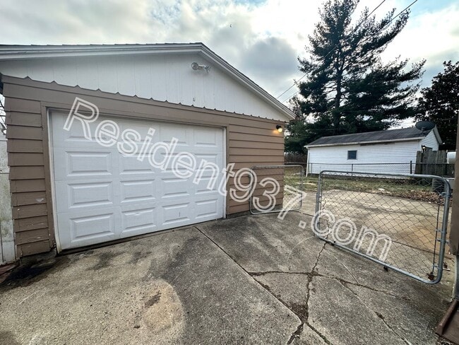 Building Photo - 3 Bed 1 Bath Home