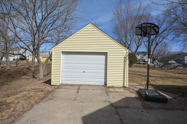 Building Photo - Private 2BR Austin MN Home on Quiet Dead-End