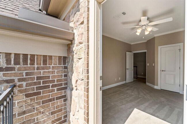 Building Photo - 1038 Memorial Village Dr