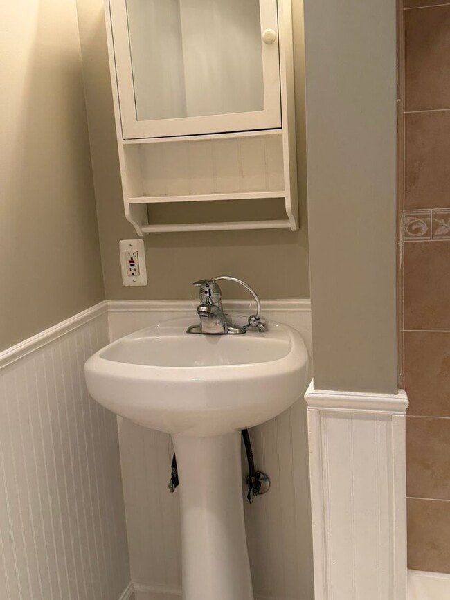 Building Photo - Stunning Home, Great Location, and More!