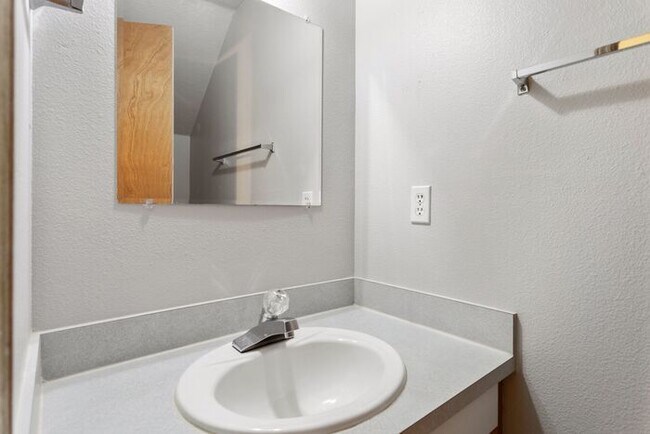 Building Photo - Large 2 bed 1.5bath townhouse with Garage! 1 Month Free on a 13 month lease!